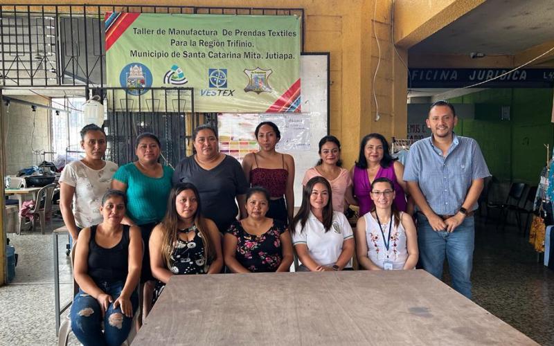 Emprendedoras de Jutiapa reciben capacitación sobre corte y confección. 