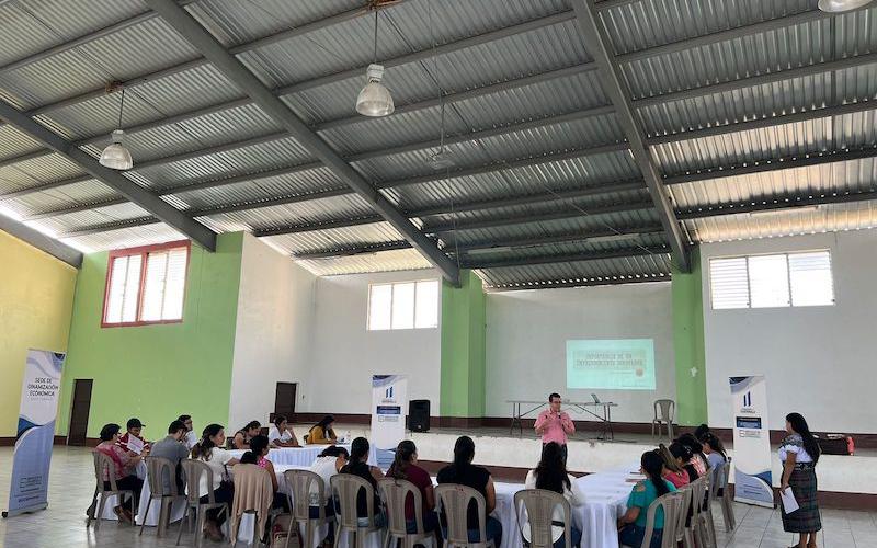 Emprendedores reciben capacitación sobre emprendimiento en Baja Verapaz