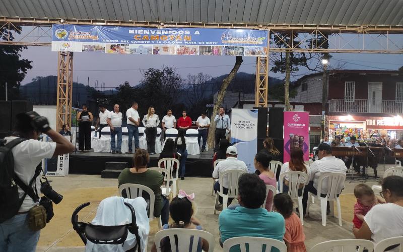 Asistentes observan el festival de la marimba, Camotán pintoresco, en chiquimula