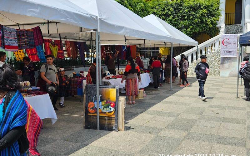 Emprendedores participan en bazar en Sacatepequez 
