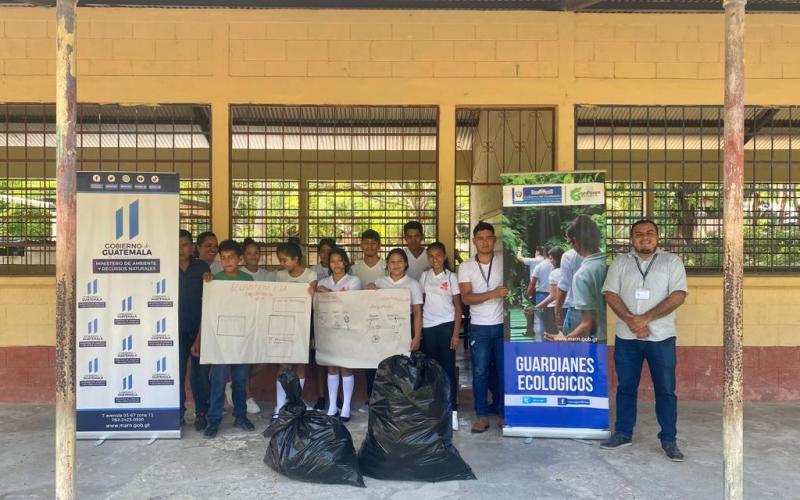 Guardianes Ecológicos comprometidos con el medioambiente en Flores, Petén 