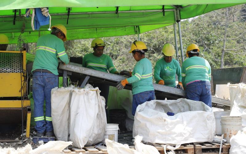 MARN apoya proceso de transformación de desechos en productos comercializables