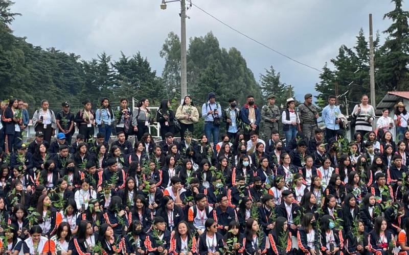 Estudiantes y docentes de San Marcos adoptan un árbol por el medioambiente