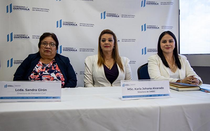 La Directora de la ONSEC, al centro, participó en el lanzamiento de las gestiones en línea.