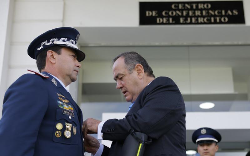 Presidente Alejandro Giammattei entrega insignias