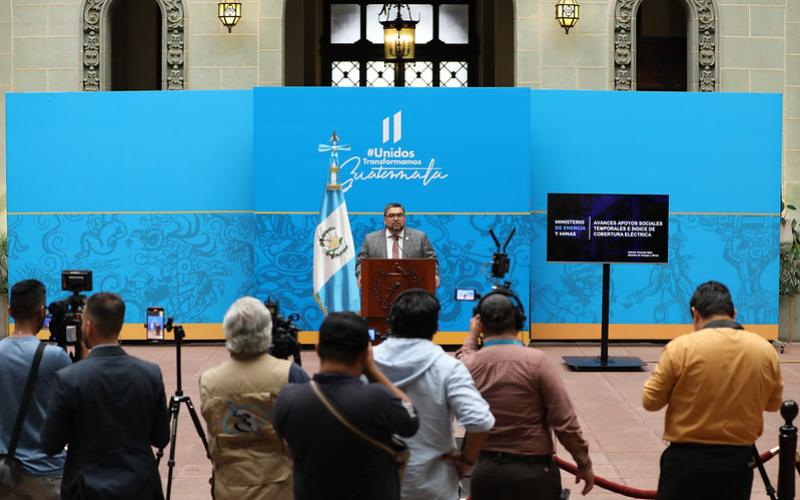 Conferencia de prensa con funcionarios del Ejecutivo.