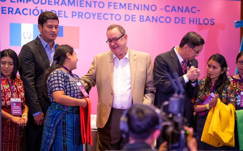 Presidente felicita a emprendedora