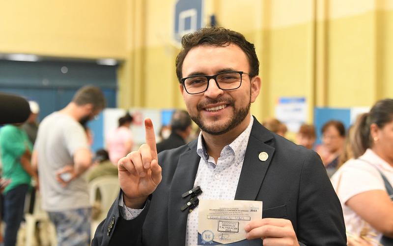 Secretario de Comunicación Social, emite su voto
