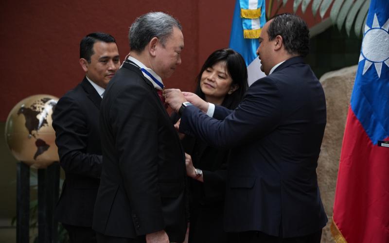 Gobierno de Guatemala condecora a viceministro de Relaciones Exteriores de la República de China (Taiwán) 