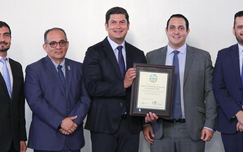 El Ministro de Economía Dr.  Janio Rosales (centro) recibió el reconocimiento. 