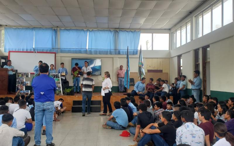Escolares de Cobán capacitados para cuidar el medio ambiente
