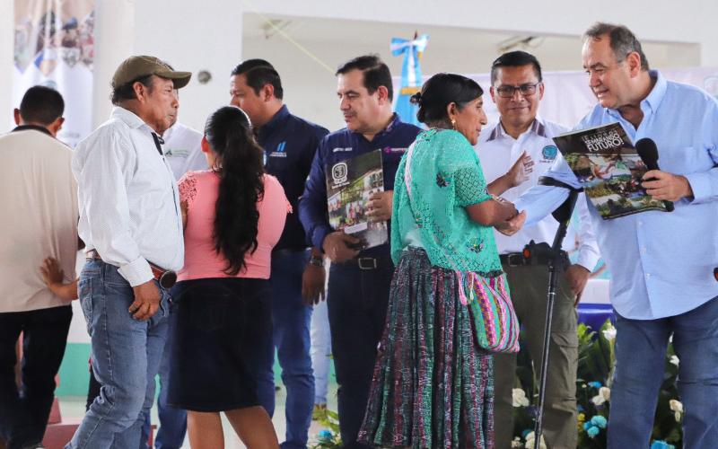 Más de 200 familias de Petén reciben escrituras de tierras