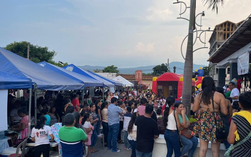 Emprendedores y público en general disfrutan de la Feria de emprendimiento en Jutiapa