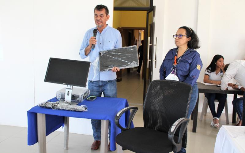 Presentan donación de equipo de computo y mobiliario en centro de computo para emprendedores