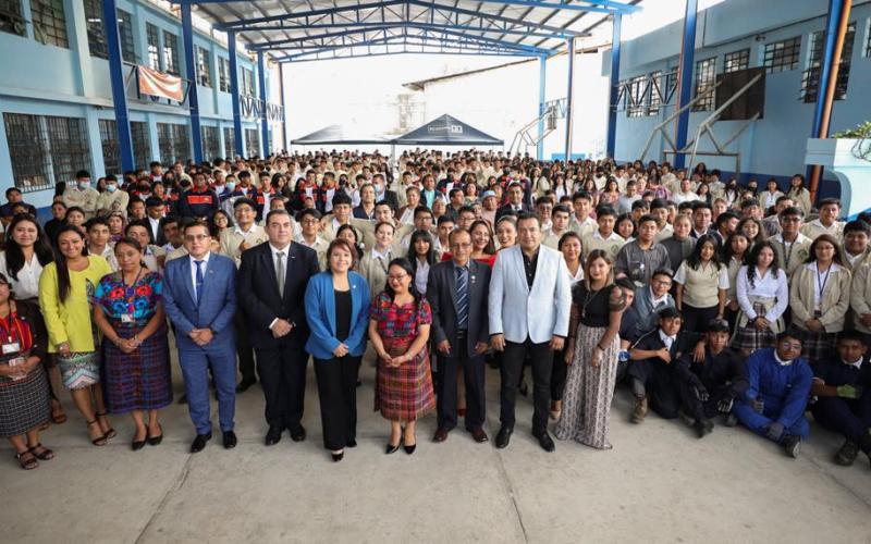Ministra de Economía comparte con estudiantes de instituto Ulew Kotz'i'j de San Juan Sacatepéquez 