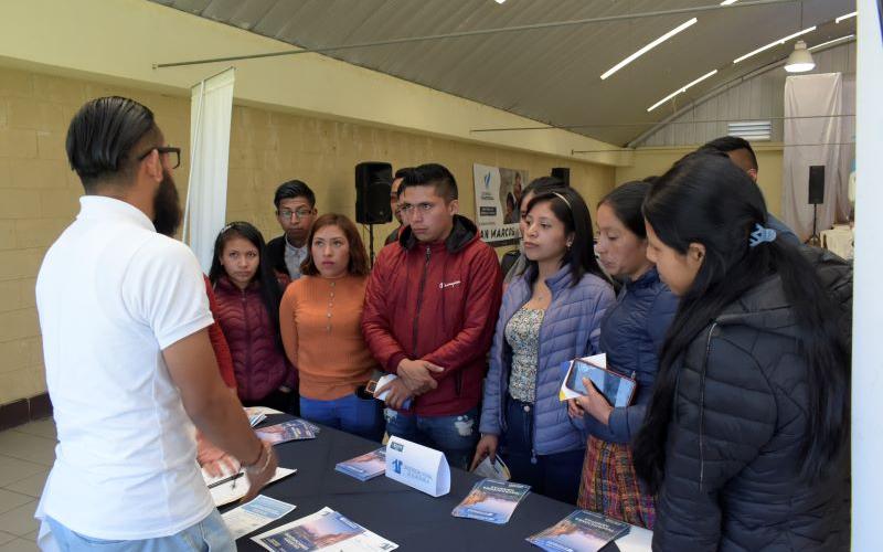 Decenas de estudiantes participan en Expo Becas Tour 2023 en Totonicapán y San Marcos.