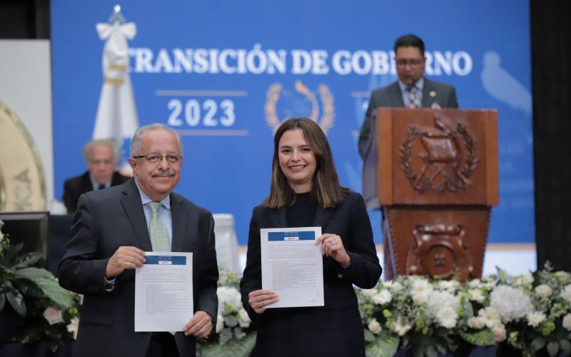 Secretaria general de Planificación entrega información institucional a representante de Gobierno entrante.