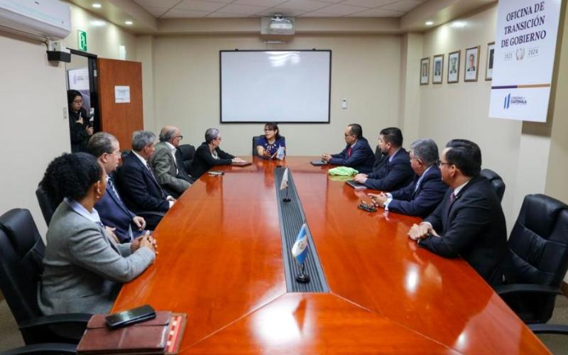 La ministra de Economía, Luz Pérez (cabecera de la mesa), presidió la reunión.