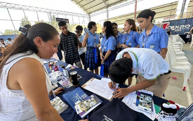 Interesados asisten al programa de becas en Petén