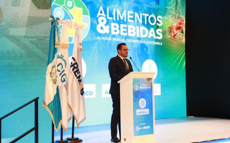 El viceministro de Inversión y Competencia, José David Prado, durante su intervención. 