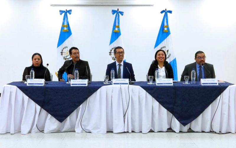 Ministro Menkos Zeissig presenta a su equipo de trabajo