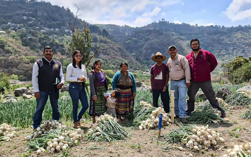 Agricultores reciben insumos y asistencia para mejorar producción