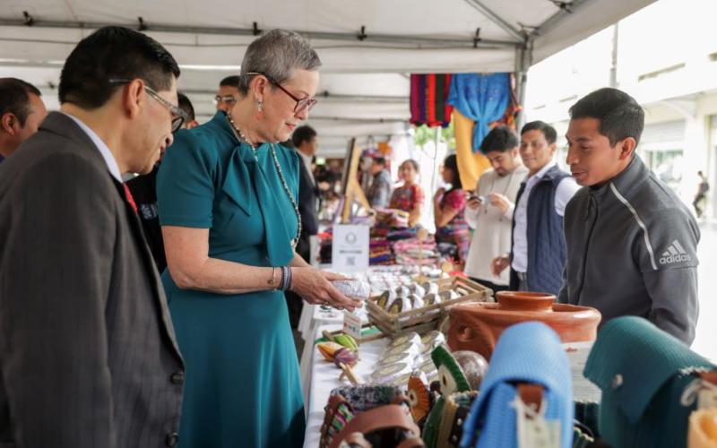 La viceministra de Desarrollo de la MIPYME, Elizabeth Ugalde, inauguró este martes la VIII Feria Nacional Mi Pueblo Mi Producto
