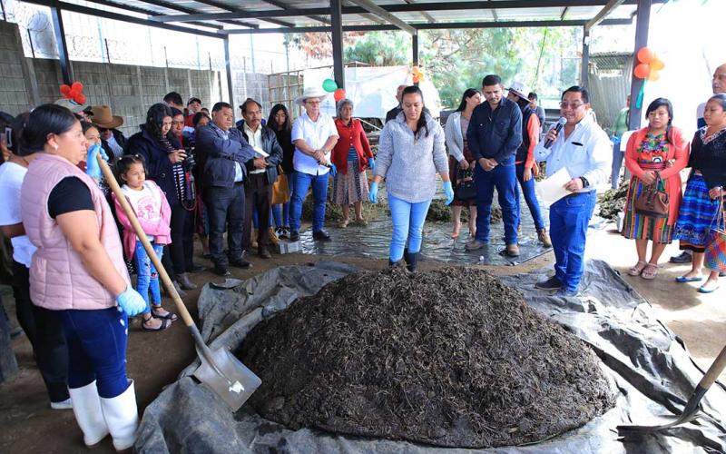 El abono orgánico enriquece el suelo y los cultivos