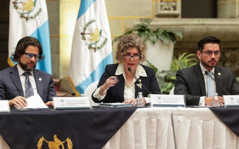 La ministra de Economía, Gabriela García, durante su participación en la conferencia de prensa.