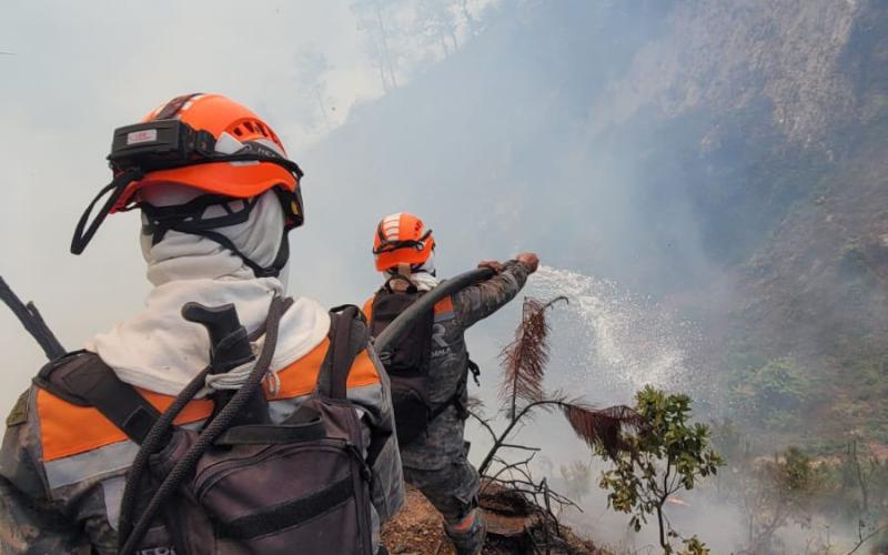 Ejército de Guatemala continúa apoyando las tareas de supresión de incendios forestales.
