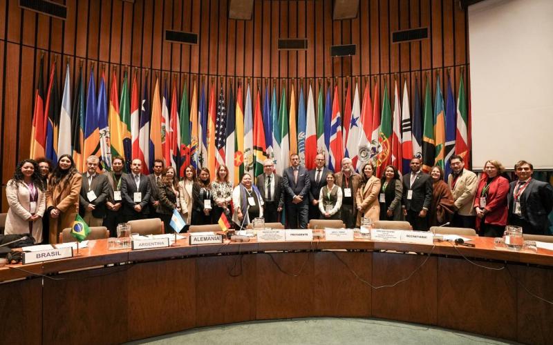 Grupo de representantes latinoamericanos que participaron en la conferencia. 