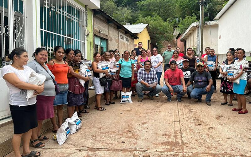 Entregan semillas de maíz a 350 familias en Huehuetenango