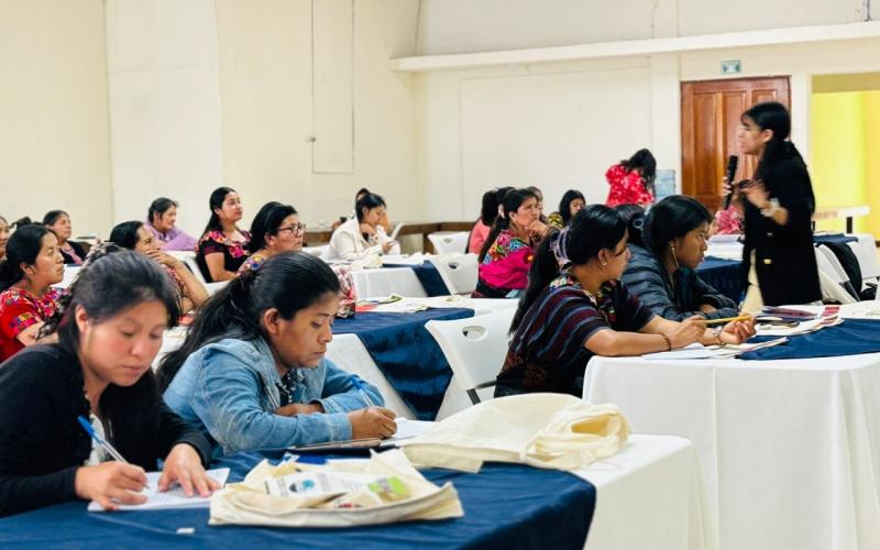 Lideresas participan en taller de empoderamiento