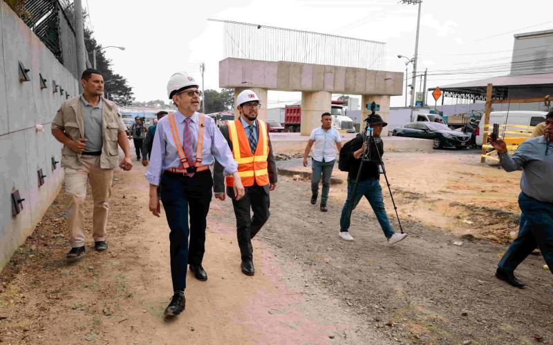Hemos reiniciado la construcción del paso a desnivel en la Avenida Petapa y 53 calle de la zona 12, gracias al liderazgo del Dr. Félix Alvarado, ministro de Comunicaciones, Infraestructura y Vivienda.