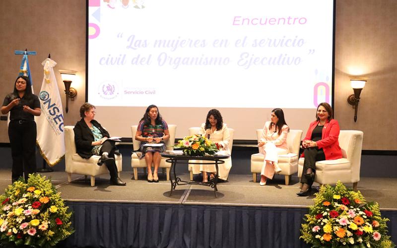 En el conversatorio participaron funcionarias del Organismo Ejecutivo.