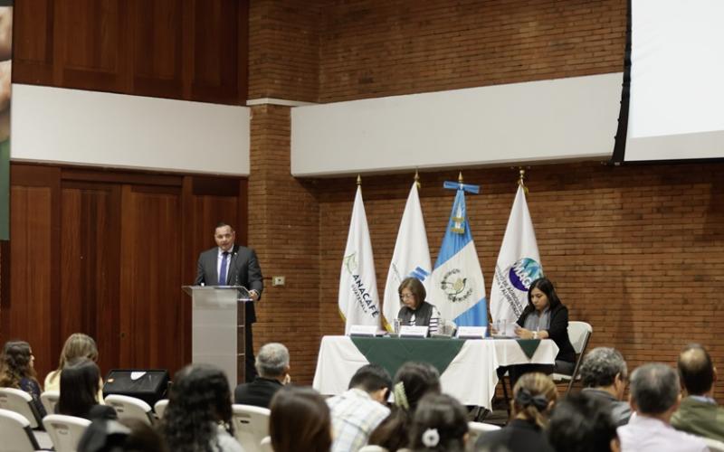 El viceministro de Integración y Comercio Exterior, Héctor José Marroquín, durante su intervención en el evento.