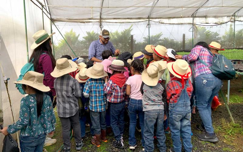 Aprender sembrando, niños y niñas visitan Granja Integral