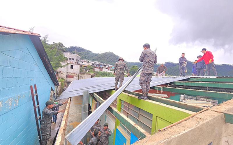 Ejército de Guatemala realiza tareas de remozamiento en establecimientos educativos en Retalhuleu, San Marcos y Zacapa.