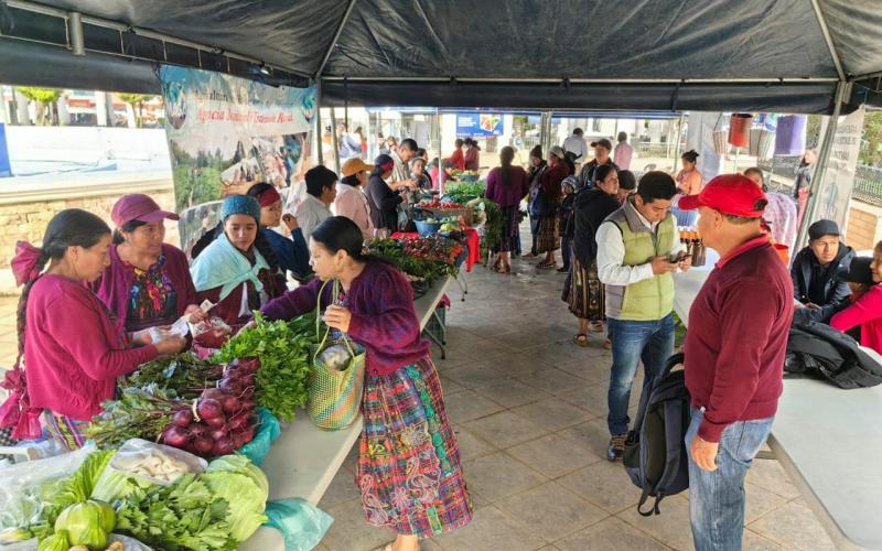 Totonicapán y Salamá realizaron Feria del Agricultor