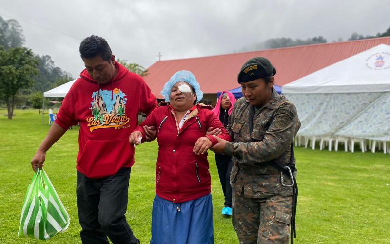Ejército de Guatemala apoya jornada oftalmológica en San Marcos.