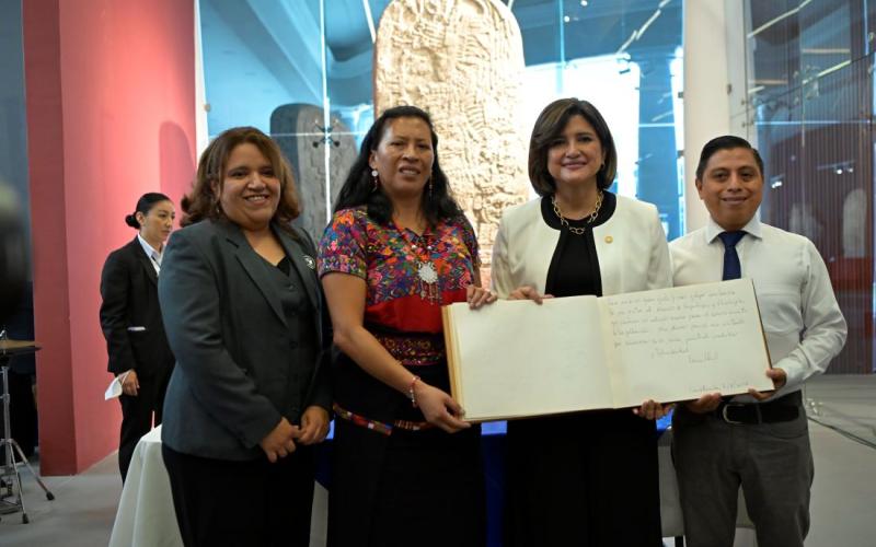 En el evento, junto a la vicepresidenta Karin Herrera, estuvo la ministra de Trabajo y Previsión Social, Miriam Roquel.