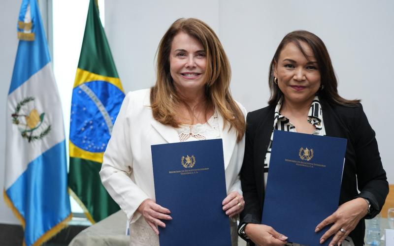 Maria Augusta Montalvão Ferraz, titular de la delegación brasilera e Iliana Peña, subsecretaria de Cooperación y Alianzas para el Desarrollo de SEGEPLAN.