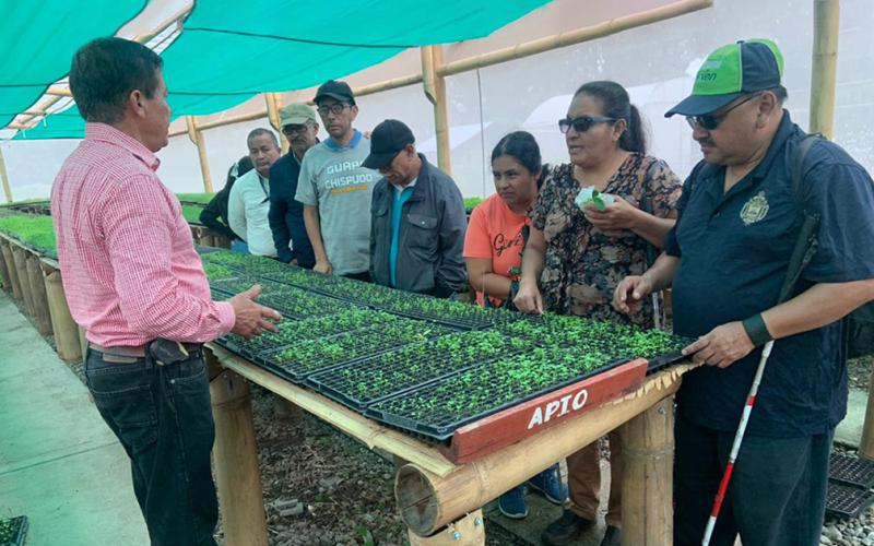 Personas con discapacidad visual visitan la Granja Integral Agropecuaria