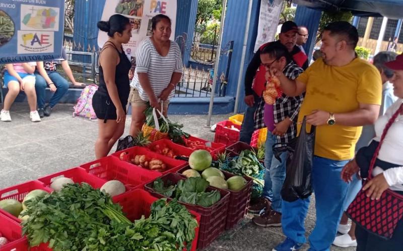 Vecinos de Escuintla adquieren productos frescos a precio de feria