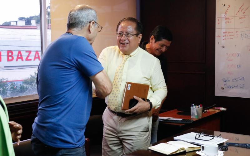 El ingeniero Víctor Hugo Ventura, Presidente del Consejo Directivo del INDE, recibió a representantes del Comité de Vecinos de Jalapa.