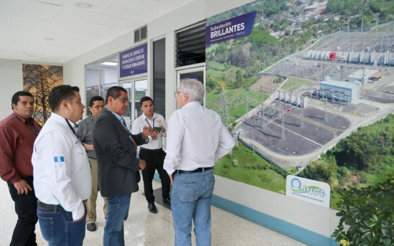 Autoridades del departamento de Santa Rosa visitan el INDE para expandir proyectos de electrificación.