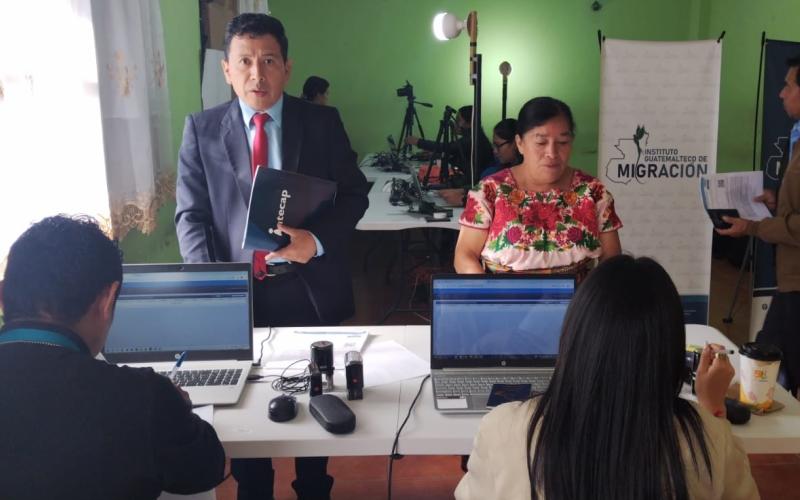 Pobladores de Cantel reciben pasaportes en jornada móvil
