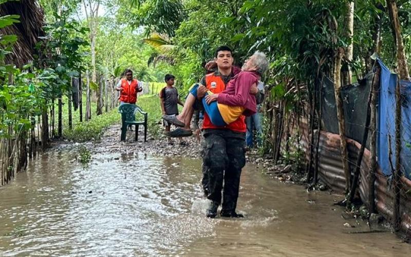 Soldados guatemaltecos dan respuesta ante eventualidades a consecuencia de las lluvias en Petén, Suchitepéquez, Baja Verapaz y Huehuetenango.