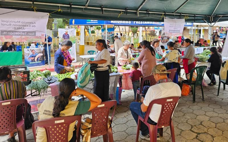 Medio centenar de productores de Chiantla participan en Feria del Agricultor