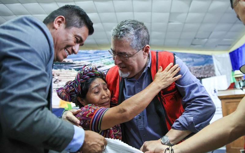 Presidente entrega alimentos a familias de Santa María Nebaj